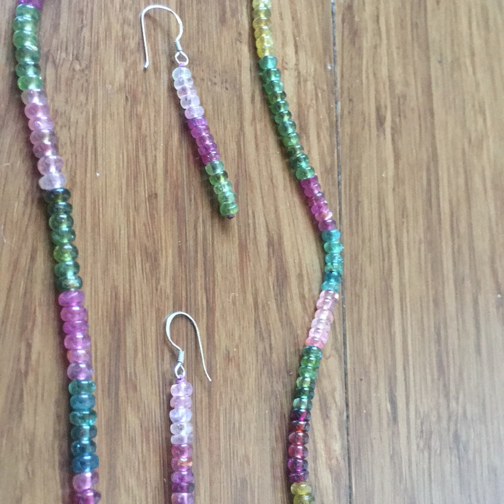 Beaded necklace and earring set adjustable